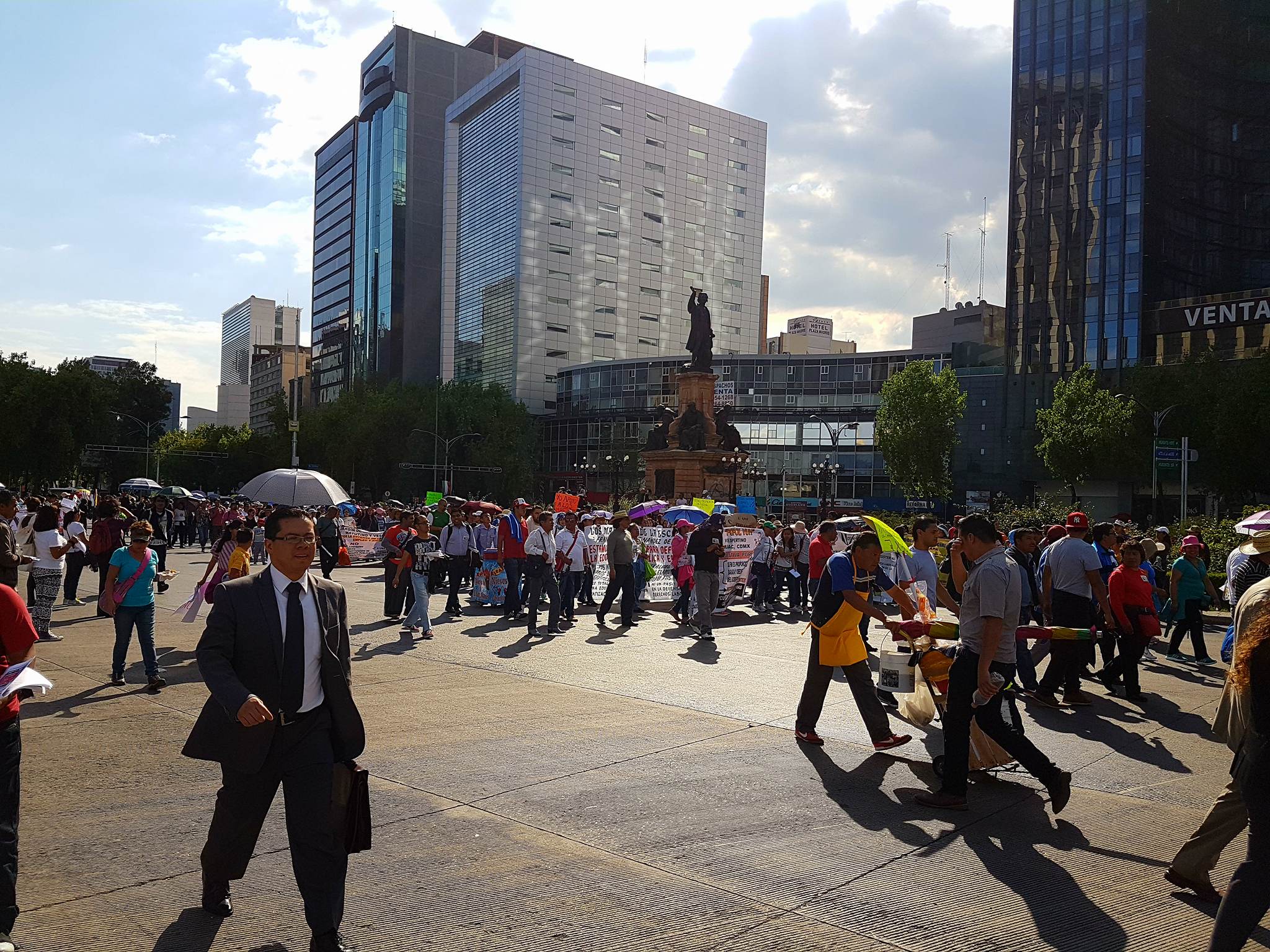 Busy sidewalk in Mexico City